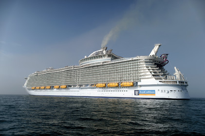 La rade de Cherbourg-en-Cotentin, qui figure parmi les plus grandes rades atificielles au monde, offre aux passionnés, débutants ou confirmés, la possibilité de pratiquer voile, aviron de mer, surf, kayak, ski nautique, funboard, plongée, kitesurf, waveski…