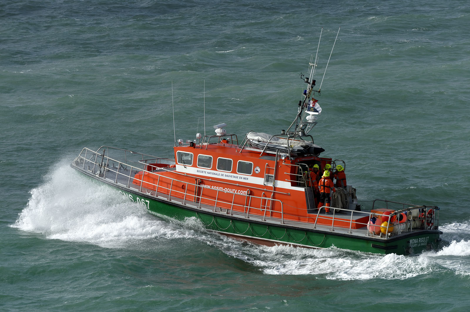 La station est idéalement située à la pointe du nord Cotentin sur la commune d'Auderville.Située aux abords du Raz Blanchard , à 10 miles nautique d'Aurigny et des Iles Anglo-Normandes, le rayon d'action de la station est vaste et se situe de la pointe de Flamanville coté ouest jusqu'au cap Lévy dans l'est.L'abri a une architecture unique en France et sa spécificité réside sur le fait que l'ensemble canot chariot (soit presque 30 tonnes au total ) pivote sur un axe d'une cale à l'autre afin d'être opérationnel  24 heures sur 24 et 365 jours par an quelque soit la marée et les conditions météorologiques.