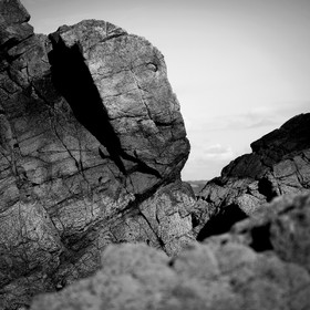 Cette exposition fût présentée lors du mois de la photographie à Equeurdreville (Cotentin) en 2014.Comme un tailleur de pierre, la nature a façonné un monde imaginaire, transformant le paysage en une oeuvre d’art équilibrée et contrôlée. Je n’ai photographié que ceux qui me parlaient, comme des apparitions fantasmagoriques, un clin d’oeil, un frisson, un sourire complice. Libre à vous de découvrir ces formes secrètes, ces visages sculptés par les éléments aux traits parfois révélateurs.