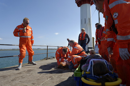 La société nationale de sauvetage en mer est une des expressions les plus abouties de la solidarité des gens de mer face aux drames et accidents maritimes à proximité de nos côtes.La SNSM actuelle est née en 1967, mais depuis plus d'un siècle et demi, des bénévoles issus du monde maritime professionnel et, de plus en plus désormais, d'autres milieux s'investissent localement pour apporter une aide irremplaçable aux usagers de la mer. Association reconnue d'utilité publique dont la mission première est le sauvetage des personnes en danger en mer, la SNSM exerce trois types d'activités : le sauvetage en mer proprement dit, la formation des nageurs sauveteurs saisonniers et la prévention des risques nautiques.Nous avons coutume de dire de nos équipages qu'ils donnent tout et ne prennent rien..sauf les risquesXavier de la Gorce , Président de la SNSM