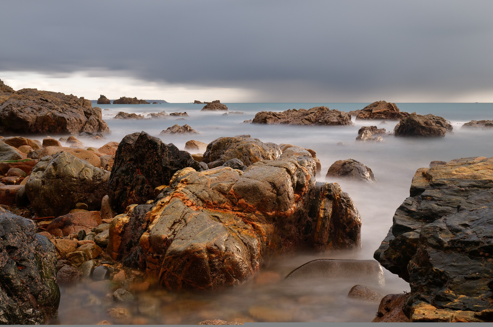 A l’ouest du Cotentin (Manche), la Hague est une terre de contrastes et de lumières, une région sauvage et préservée. Le mot Hague est un ancien terme dialectal normand. Il est issu du vieux norois qui signifie «enclos, terrain clos».La Hague présente un littoral varié : falaises abruptes (entre Urville-Nacqueville et Omonville-la-Rogue, et entre Auderville et Vauville), au pied desquelles se trouve une succession de baies, grandes plages (Urville-Nacqueville et à Vauville), d'îlots et platiers rocheux (cap de la Hague,pointe de Jardeheu..), des massifs dunaires (Biville), des grèves de galets (Anse Saint-Martin), des marais arrière-littoraux (Mare de Vauville) et des vallons boisés (Hubiland, Sabine…). La côte est également agrémentée de petits ports (Goury, le Houguet, Port Racine, Port du Hâble…) et de mouillages.La péninsule haguaise est principalement un pays de landes et de bocage, à l'intérieur des terres, formées de fougères, bruyères, genêts et ajoncs.