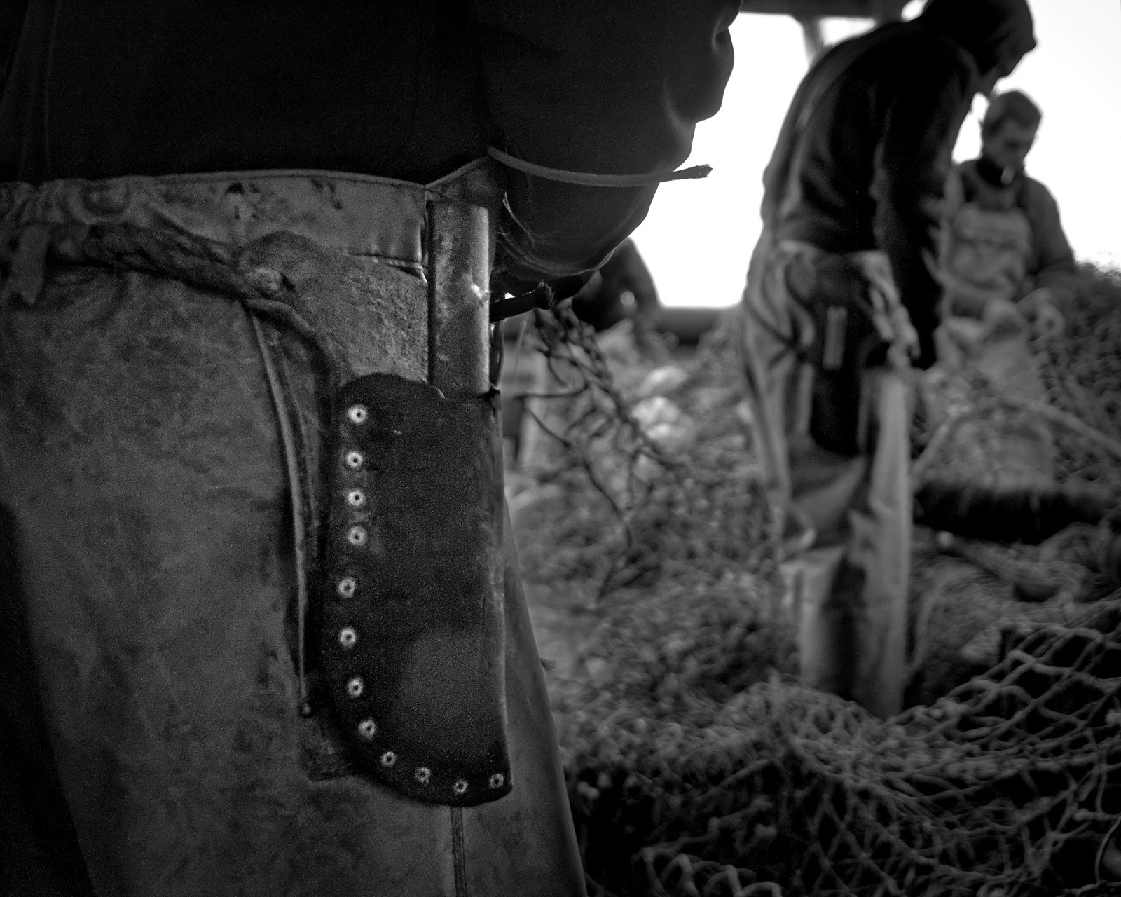 Marin pêcheur.. Deux mots qui suscitent tant de sentiments divers chez les gens de terre... Respect, admiration pour cette liberté, ce courage, mais aussi souvent peur et angoisse. Sont-ils fous ou désepérés pour risquer ainsi leurs vies quotidiennement ? Non, justes passionnés par leur métier, la mer est leur grande histoire d'amour.Le salaire de la peur des forcats de la mer, le journaliste avait raison.Ces photographies réalisées au cours de plusieurs marées à bord du Yannick, chalutier cherbourgeois, vous décrivent l'histoire d'un navire, d'un équipage, d'une famille. Vous embarquez à leurs côtés et découvrez leurs conditions de travail, la tempête, la fatigue, et, au détour d'une image, un sourire.Sophie LeroyDirectice de l'Armement Cherbourgeois