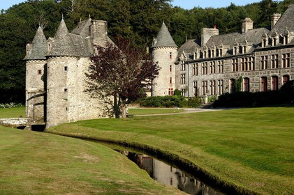 Situé sur la commune d'Urville-Nacqueville, l'ensemble ravissant du Château et du Parc de Nacqueville est caché dans une vallée côtière et verdoyante à 20 minutes à l'ouest de Cherbourg, dans la presqu'île du Cotentin (Manche).