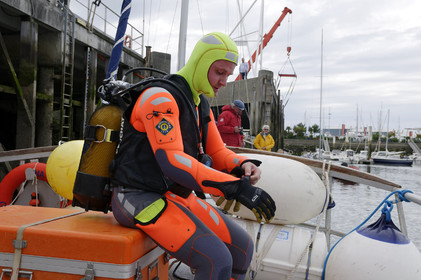 La station est idéalement située à la pointe du nord Cotentin sur la commune d'Auderville.Située aux abords du Raz Blanchard , à 10 miles nautique d'Aurigny et des Iles Anglo-Normandes, le rayon d'action de la station est vaste et se situe de la pointe de Flamanville coté ouest jusqu'au cap Lévy dans l'est.L'abri a une architecture unique en France et sa spécificité réside sur le fait que l'ensemble canot chariot (soit presque 30 tonnes au total ) pivote sur un axe d'une cale à l'autre afin d'être opérationnel  24 heures sur 24 et 365 jours par an quelque soit la marée et les conditions météorologiques.