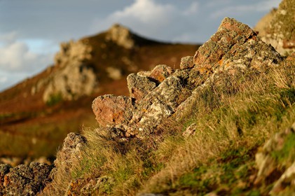 Cette baie bien abritée est une plage de galets et de sable fin, et tire son nom des moulins qui existaient autrefois dans la vallée qui la surplombe (écailler le grain). Les roches de l'anse de Cul Rond figurent parmi les plus anciennes de France : plus de 2 milliards d'années.
