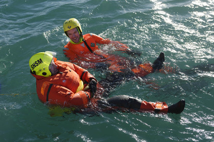 La station est idéalement située à la pointe du nord Cotentin sur la commune d'Auderville.Située aux abords du Raz Blanchard , à 10 miles nautique d'Aurigny et des Iles Anglo-Normandes, le rayon d'action de la station est vaste et se situe de la pointe de Flamanville coté ouest jusqu'au cap Lévy dans l'est.L'abri a une architecture unique en France et sa spécificité réside sur le fait que l'ensemble canot chariot (soit presque 30 tonnes au total ) pivote sur un axe d'une cale à l'autre afin d'être opérationnel  24 heures sur 24 et 365 jours par an quelque soit la marée et les conditions météorologiques.