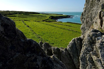 A l’ouest du Cotentin (Manche), la Hague est une terre de contrastes et de lumières, une région sauvage et préservée. Le mot Hague est un ancien terme dialectal normand. Il est issu du vieux norois qui signifie «enclos, terrain clos».La Hague présente un littoral varié : falaises abruptes (entre Urville-Nacqueville et Omonville-la-Rogue, et entre Auderville et Vauville), au pied desquelles se trouve une succession de baies, grandes plages (Urville-Nacqueville et à Vauville), d'îlots et platiers rocheux (cap de la Hague,pointe de Jardeheu..), des massifs dunaires (Biville), des grèves de galets (Anse Saint-Martin), des marais arrière-littoraux (Mare de Vauville) et des vallons boisés (Hubiland, Sabine…). La côte est également agrémentée de petits ports (Goury, le Houguet, Port Racine, Port du Hâble…) et de mouillages.La péninsule haguaise est principalement un pays de landes et de bocage, à l'intérieur des terres, formées de fougères, bruyères, genêts et ajoncs.