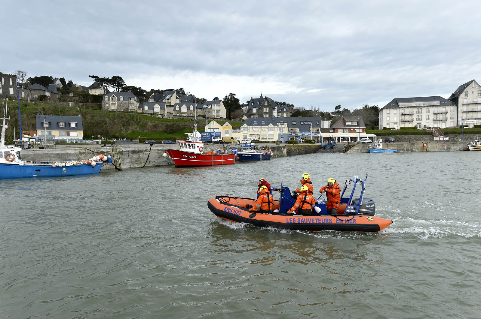 La société nationale de sauvetage en mer est une des expressions les plus abouties de la solidarité des gens de mer face aux drames et accidents maritimes à proximité de nos côtes.La SNSM actuelle est née en 1967, mais depuis plus d'un siècle et demi, des bénévoles issus du monde maritime professionnel et, de plus en plus désormais, d'autres milieux s'investissent localement pour apporter une aide irremplaçable aux usagers de la mer. Association reconnue d'utilité publique dont la mission première est le sauvetage des personnes en danger en mer, la SNSM exerce trois types d'activités : le sauvetage en mer proprement dit, la formation des nageurs sauveteurs saisonniers et la prévention des risques nautiques.Nous avons coutume de dire de nos équipages qu'ils donnent tout et ne prennent rien..sauf les risquesXavier de la Gorce , Président de la SNSM