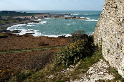 Le village d’Omonville la Rogue, situé sur la route côtière qui relie Cherbourg au cap de la Hague, s’étire au creux d’un vallon. Ses nombreuses petites rues et ruelles, sont bordées de solides maisons de granit, souvent couvertes en pierre.Les promenades conduisent bien souvent vers le Hâble, nom donné au port, un des plus beaux et des plus anciens de la région, dominé par un fort datant du début du XV siècle,