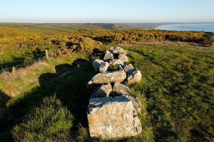 Les Pierres PouqueléesLe village de Vauville fait partie des sites classés de la Hague, Cap Cotentin. Les Pierres Pouquelées, galerie néolithique, sont un témoignage de l'Antiquité.La mare de Vauville est une réserve naturelle. Créée en 1976 c'est l'une des 135 réserves naturelles de France. Géré par le Groupe Ornithologique Normand depuis 1983, c'est un marais d'eau douce protégé de la mer par un étroit cordon dunaire. La mare de Vauville fait 62 ha, il y a plus de 150 espèces d'oiseaux ainsi que de 350 plantes et 16 espèces de batraciens.Un édifice autrefois religieux domine le village. C'est le prieuré de Vauville construit dans les landes, sur le haut d'une colline.Créé par Eric et Nicole Pellerin en 1947, l'exceptionnel jardin botanique du château de Vauville occupe plus de 40 000 m2. Abritant plus de 1000 espèces de l'hémisphère austral, le jardin entoure le château de Vauville dans une ambiance subtropicale tout à fait surprenante.