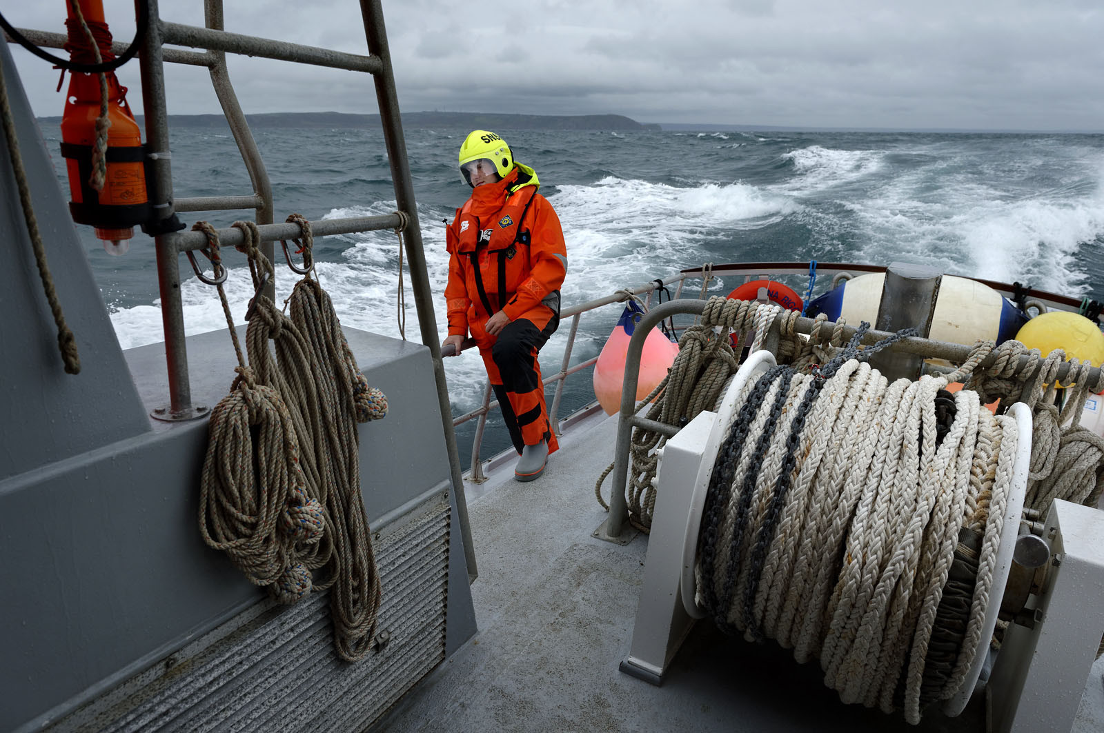 La station est idéalement située à la pointe du nord Cotentin sur la commune d'Auderville.Située aux abords du Raz Blanchard , à 10 miles nautique d'Aurigny et des Iles Anglo-Normandes, le rayon d'action de la station est vaste et se situe de la pointe de Flamanville coté ouest jusqu'au cap Lévy dans l'est.L'abri a une architecture unique en France et sa spécificité réside sur le fait que l'ensemble canot chariot (soit presque 30 tonnes au total ) pivote sur un axe d'une cale à l'autre afin d'être opérationnel  24 heures sur 24 et 365 jours par an quelque soit la marée et les conditions météorologiques.