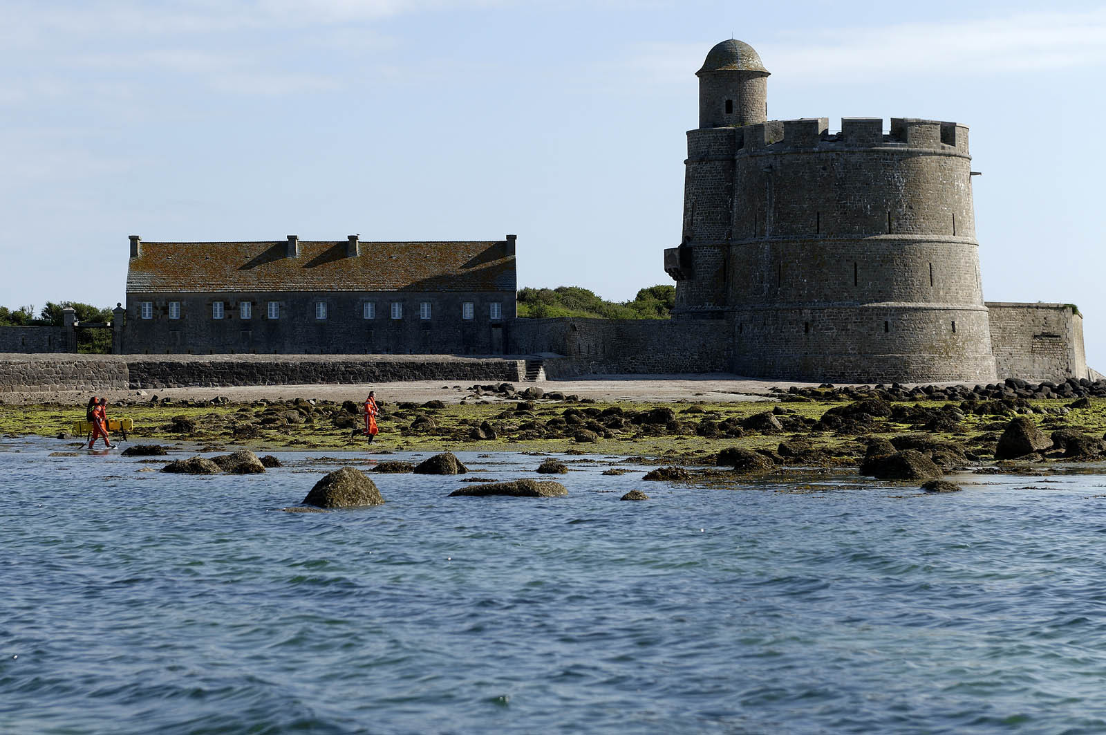 La société nationale de sauvetage en mer est une des expressions les plus abouties de la solidarité des gens de mer face aux drames et accidents maritimes à proximité de nos côtes.La SNSM actuelle est née en 1967, mais depuis plus d'un siècle et demi, des bénévoles issus du monde maritime professionnel et, de plus en plus désormais, d'autres milieux s'investissent localement pour apporter une aide irremplaçable aux usagers de la mer. Association reconnue d'utilité publique dont la mission première est le sauvetage des personnes en danger en mer, la SNSM exerce trois types d'activités : le sauvetage en mer proprement dit, la formation des nageurs sauveteurs saisonniers et la prévention des risques nautiques.Nous avons coutume de dire de nos équipages qu'ils donnent tout et ne prennent rien..sauf les risquesXavier de la Gorce , Président de la SNSM