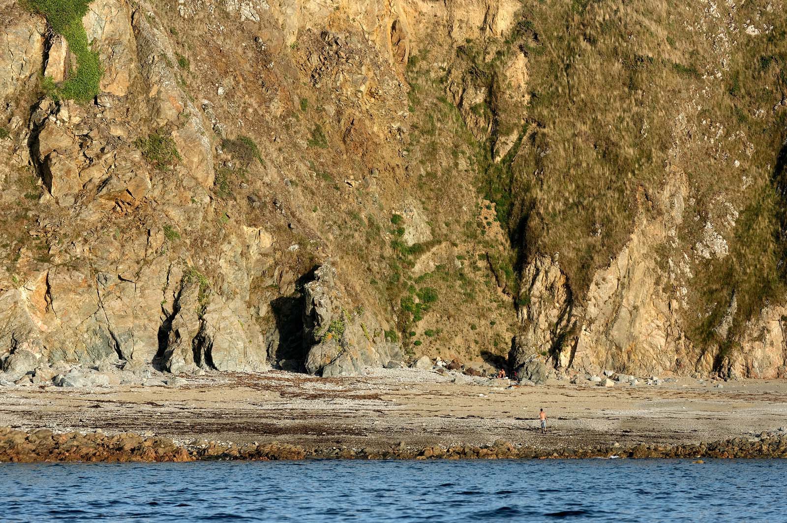 Les roches de l'anse de Cul Rond figurent parmi les plus anciennes de France : plus de 2 milliards d'années.La baie d'Ecalgrain est une plage de galets et de sable fin, et tire son nom des moulins qui existaient autrefois dans la vallée qui la surplombe (écailler le grain).