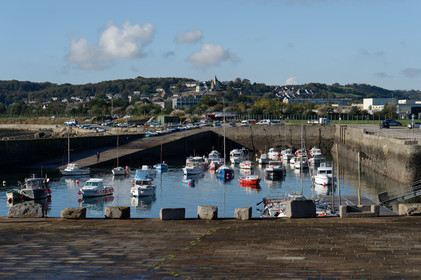 Une ville résolument tournée vers la mer.Cherbourg-en-Cotentin est située dans la presqu'île du Cotentin, à la pointe Ouest de la Normandie. (ville-cherbourg.fr)Un lieu incontournable en Normandie : La Cité de la Mer (http:  www.citedelamer.com)
