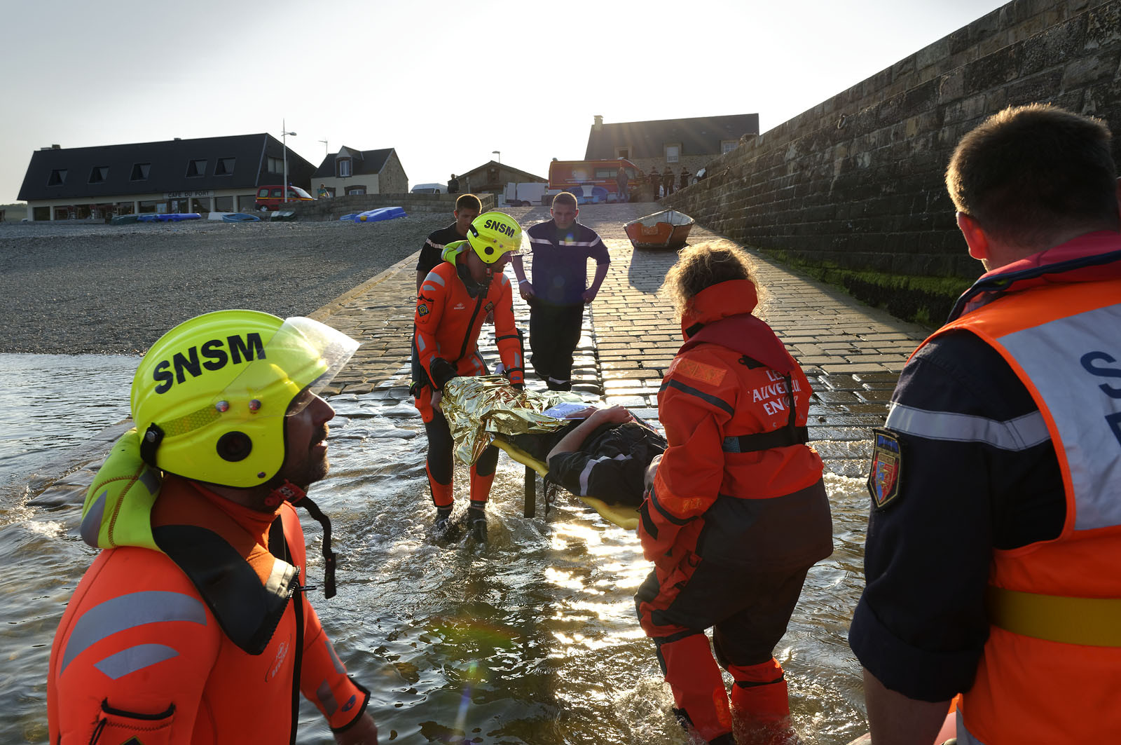 La station est idéalement située à la pointe du nord Cotentin sur la commune d'Auderville.Située aux abords du Raz Blanchard , à 10 miles nautique d'Aurigny et des Iles Anglo-Normandes, le rayon d'action de la station est vaste et se situe de la pointe de Flamanville coté ouest jusqu'au cap Lévy dans l'est.L'abri a une architecture unique en France et sa spécificité réside sur le fait que l'ensemble canot chariot (soit presque 30 tonnes au total ) pivote sur un axe d'une cale à l'autre afin d'être opérationnel  24 heures sur 24 et 365 jours par an quelque soit la marée et les conditions météorologiques.