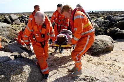 La société nationale de sauvetage en mer est une des expressions les plus abouties de la solidarité des gens de mer face aux drames et accidents maritimes à proximité de nos côtes.La SNSM actuelle est née en 1967, mais depuis plus d'un siècle et demi, des bénévoles issus du monde maritime professionnel et, de plus en plus désormais, d'autres milieux s'investissent localement pour apporter une aide irremplaçable aux usagers de la mer. Association reconnue d'utilité publique dont la mission première est le sauvetage des personnes en danger en mer, la SNSM exerce trois types d'activités : le sauvetage en mer proprement dit, la formation des nageurs sauveteurs saisonniers et la prévention des risques nautiques.Nous avons coutume de dire de nos équipages qu'ils donnent tout et ne prennent rien..sauf les risquesXavier de la Gorce , Président de la SNSM