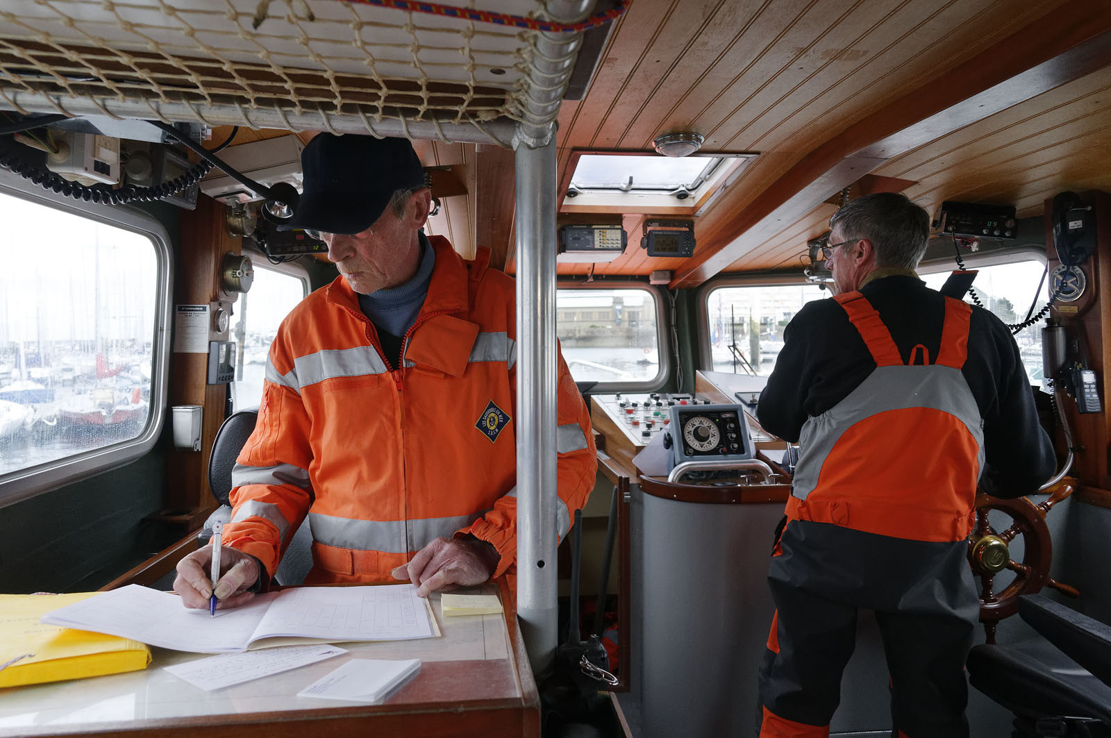 La station est idéalement située à la pointe du nord Cotentin sur la commune d'Auderville.Située aux abords du Raz Blanchard , à 10 miles nautique d'Aurigny et des Iles Anglo-Normandes, le rayon d'action de la station est vaste et se situe de la pointe de Flamanville coté ouest jusqu'au cap Lévy dans l'est.L'abri a une architecture unique en France et sa spécificité réside sur le fait que l'ensemble canot chariot (soit presque 30 tonnes au total ) pivote sur un axe d'une cale à l'autre afin d'être opérationnel  24 heures sur 24 et 365 jours par an quelque soit la marée et les conditions météorologiques.