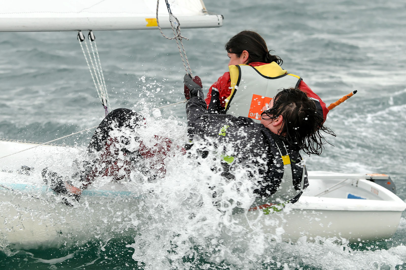 La rade de Cherbourg-en-Cotentin, qui figure parmi les plus grandes rades atificielles au monde, offre aux passionnés, débutants ou confirmés, la possibilité de pratiquer voile, aviron de mer, surf, kayak, ski nautique, funboard, plongée, kitesurf, waveski…