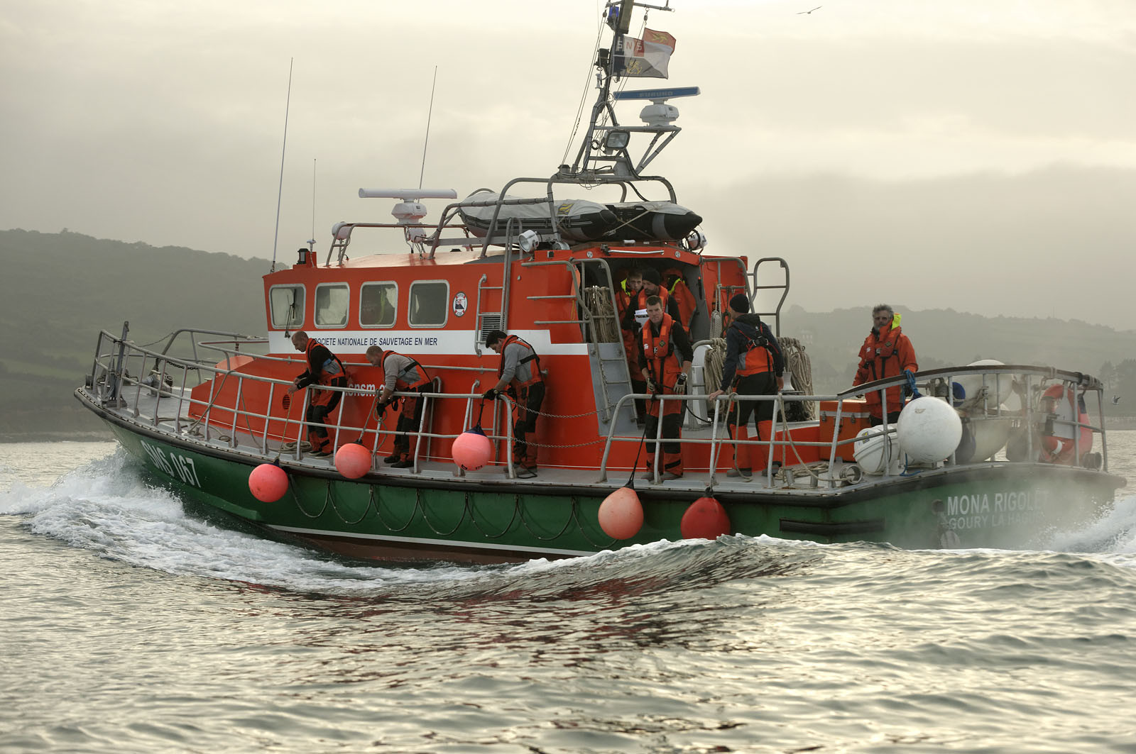 La station est idéalement située à la pointe du nord Cotentin sur la commune d'Auderville.Située aux abords du Raz Blanchard , à 10 miles nautique d'Aurigny et des Iles Anglo-Normandes, le rayon d'action de la station est vaste et se situe de la pointe de Flamanville coté ouest jusqu'au cap Lévy dans l'est.L'abri a une architecture unique en France et sa spécificité réside sur le fait que l'ensemble canot chariot (soit presque 30 tonnes au total ) pivote sur un axe d'une cale à l'autre afin d'être opérationnel  24 heures sur 24 et 365 jours par an quelque soit la marée et les conditions météorologiques.
