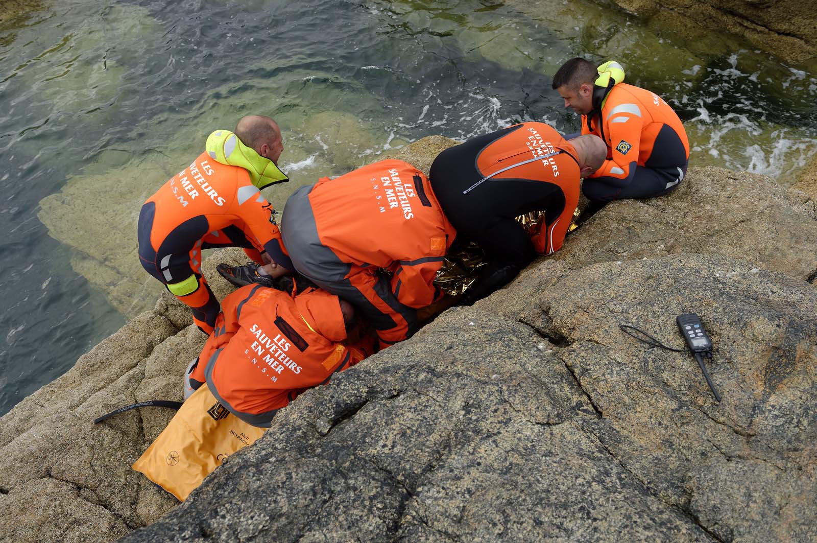 La société nationale de sauvetage en mer est une des expressions les plus abouties de la solidarité des gens de mer face aux drames et accidents maritimes à proximité de nos côtes.La SNSM actuelle est née en 1967, mais depuis plus d'un siècle et demi, des bénévoles issus du monde maritime professionnel et, de plus en plus désormais, d'autres milieux s'investissent localement pour apporter une aide irremplaçable aux usagers de la mer. Association reconnue d'utilité publique dont la mission première est le sauvetage des personnes en danger en mer, la SNSM exerce trois types d'activités : le sauvetage en mer proprement dit, la formation des nageurs sauveteurs saisonniers et la prévention des risques nautiques.Nous avons coutume de dire de nos équipages qu'ils donnent tout et ne prennent rien..sauf les risquesXavier de la Gorce , Président de la SNSM