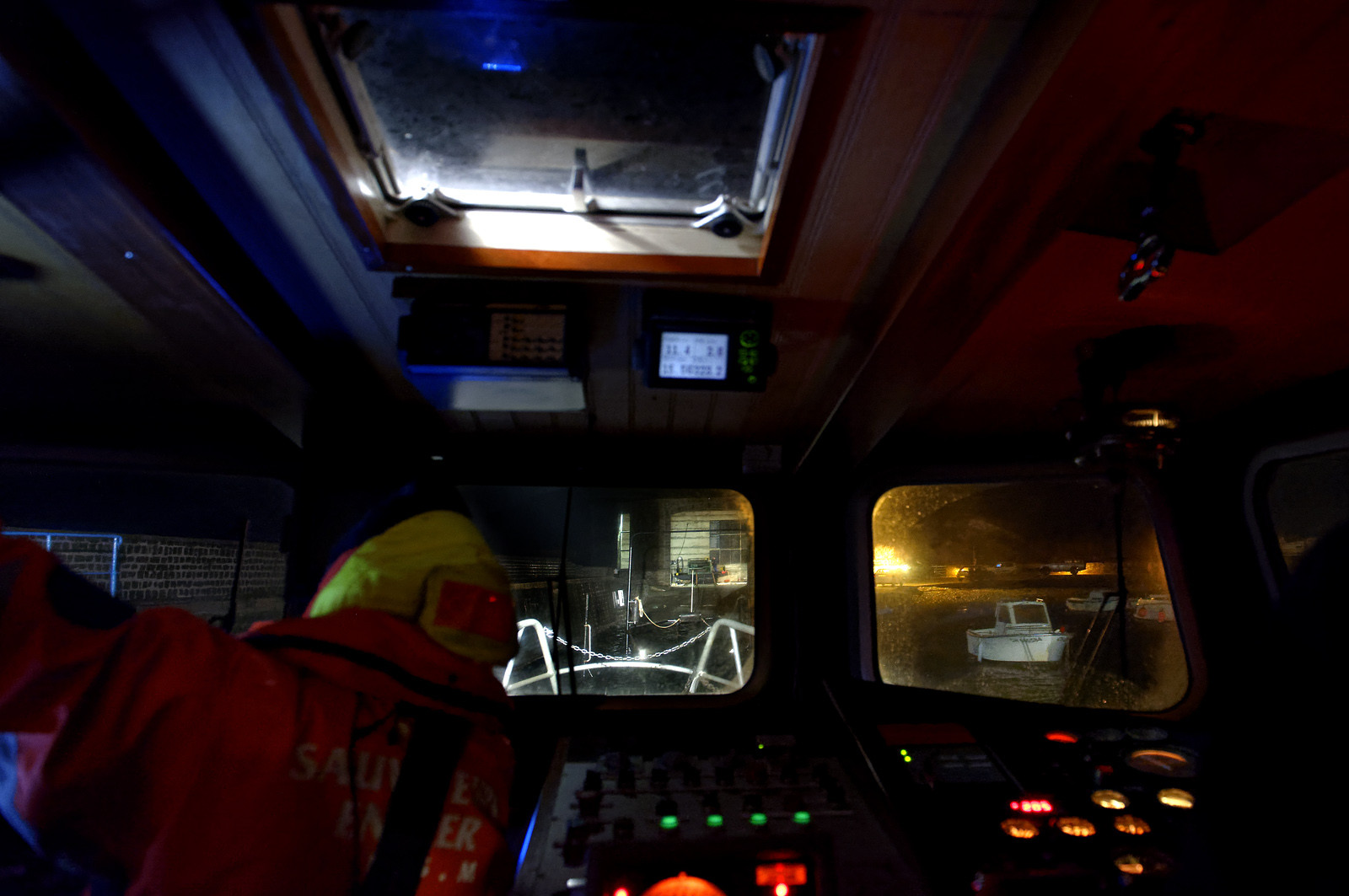 La station est idéalement située à la pointe du nord Cotentin sur la commune d'Auderville.Située aux abords du Raz Blanchard , à 10 miles nautique d'Aurigny et des Iles Anglo-Normandes, le rayon d'action de la station est vaste et se situe de la pointe de Flamanville coté ouest jusqu'au cap Lévy dans l'est.L'abri a une architecture unique en France et sa spécificité réside sur le fait que l'ensemble canot chariot (soit presque 30 tonnes au total ) pivote sur un axe d'une cale à l'autre afin d'être opérationnel  24 heures sur 24 et 365 jours par an quelque soit la marée et les conditions météorologiques.