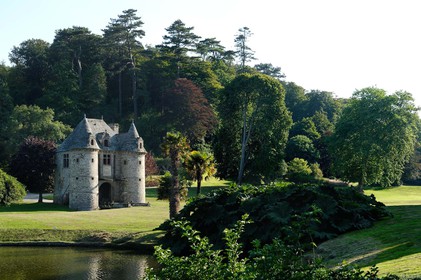 Situé sur la commune d'Urville-Nacqueville, l'ensemble ravissant du Château et du Parc de Nacqueville est caché dans une vallée côtière et verdoyante à 20 minutes à l'ouest de Cherbourg, dans la presqu'île du Cotentin (Manche).