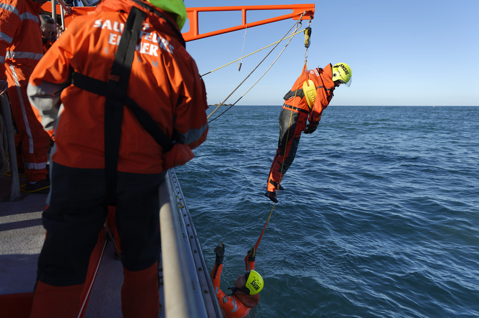La station est idéalement située à la pointe du nord Cotentin sur la commune d'Auderville.Située aux abords du Raz Blanchard , à 10 miles nautique d'Aurigny et des Iles Anglo-Normandes, le rayon d'action de la station est vaste et se situe de la pointe de Flamanville coté ouest jusqu'au cap Lévy dans l'est.L'abri a une architecture unique en France et sa spécificité réside sur le fait que l'ensemble canot chariot (soit presque 30 tonnes au total ) pivote sur un axe d'une cale à l'autre afin d'être opérationnel  24 heures sur 24 et 365 jours par an quelque soit la marée et les conditions météorologiques.
