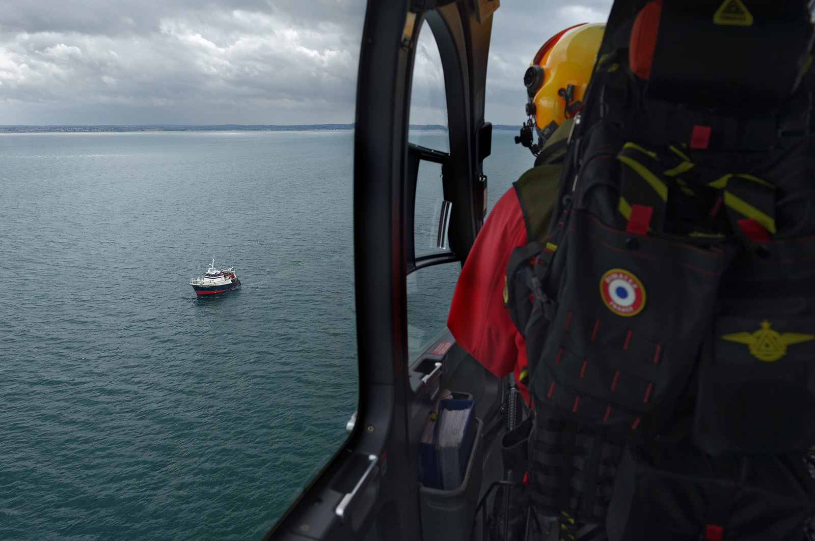 Particulièrement visibles et reconnaissables, les EC 145 de la sécurité civile sont rouge et jaune et ont pour indicatif radio leur nom de famille Dragon, suivi du numéro de département dans lequel ils sont stationnés. Le positionnement de Dragon 50, basé à Granville, à l'ouvert de la Baie du Mont-Saint-Michel ne doit rien au hasard. Il constitue en effet un élément central du dispositif mis en oeuvre pour sécuriser la Baie face aux dangers que représentent ses célèbres mais redoutables marées. Chaque année, plusieurs dizaines de personnes, promeneurs ou pêcheurs à pieds, lui doivent d'avoir été tirées d'un très mauvais pas, voire sauvées d'une mort certaine.