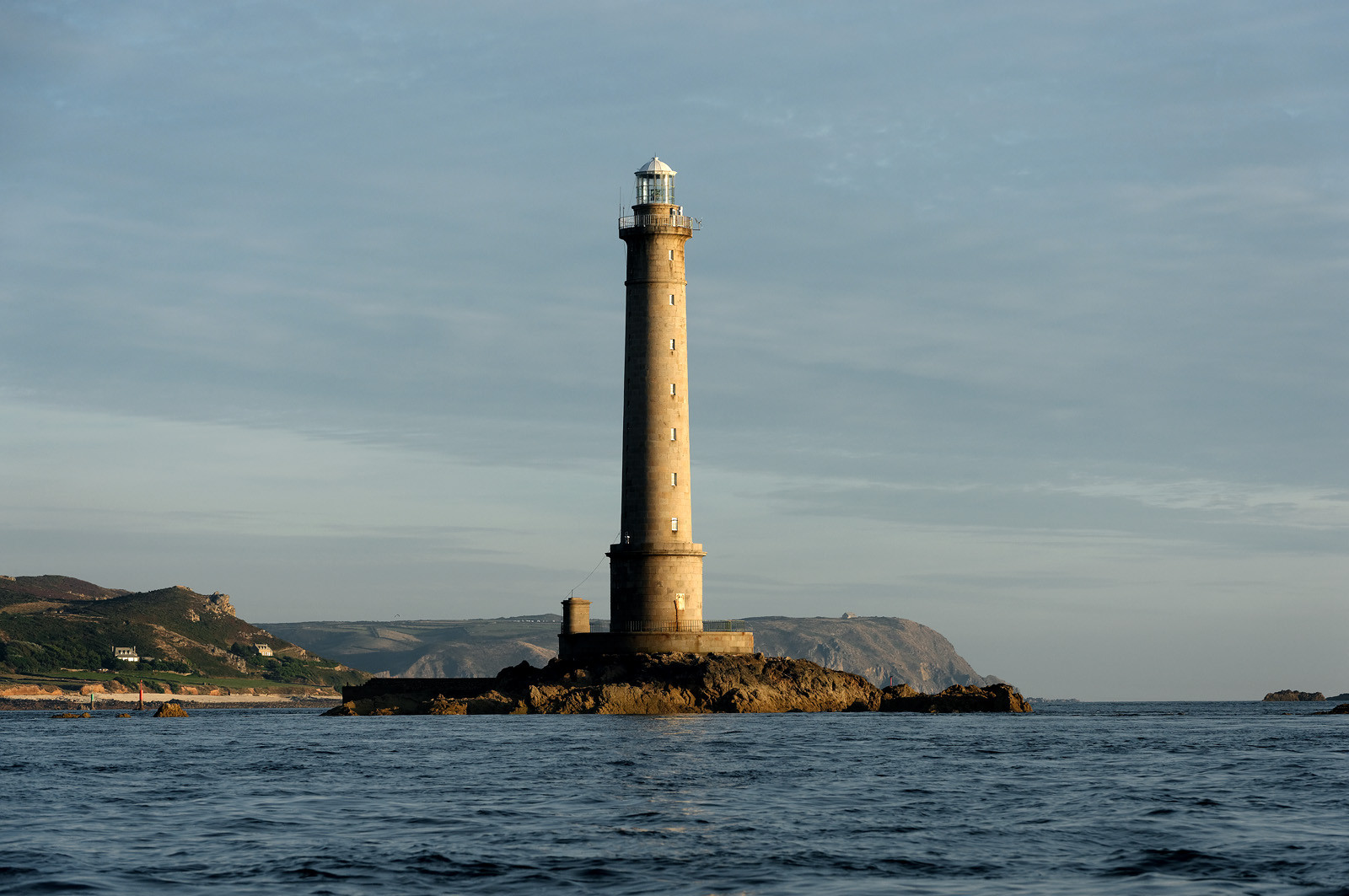 Le phare de Goury, situé sur la commune d'Auderville (Manche) et mis en service en 1837, signale l'un des courants de marée les plus forts d'Europe : le Raz Blanchard. Il est inscrit aux monuments historiques depuis 2009.
