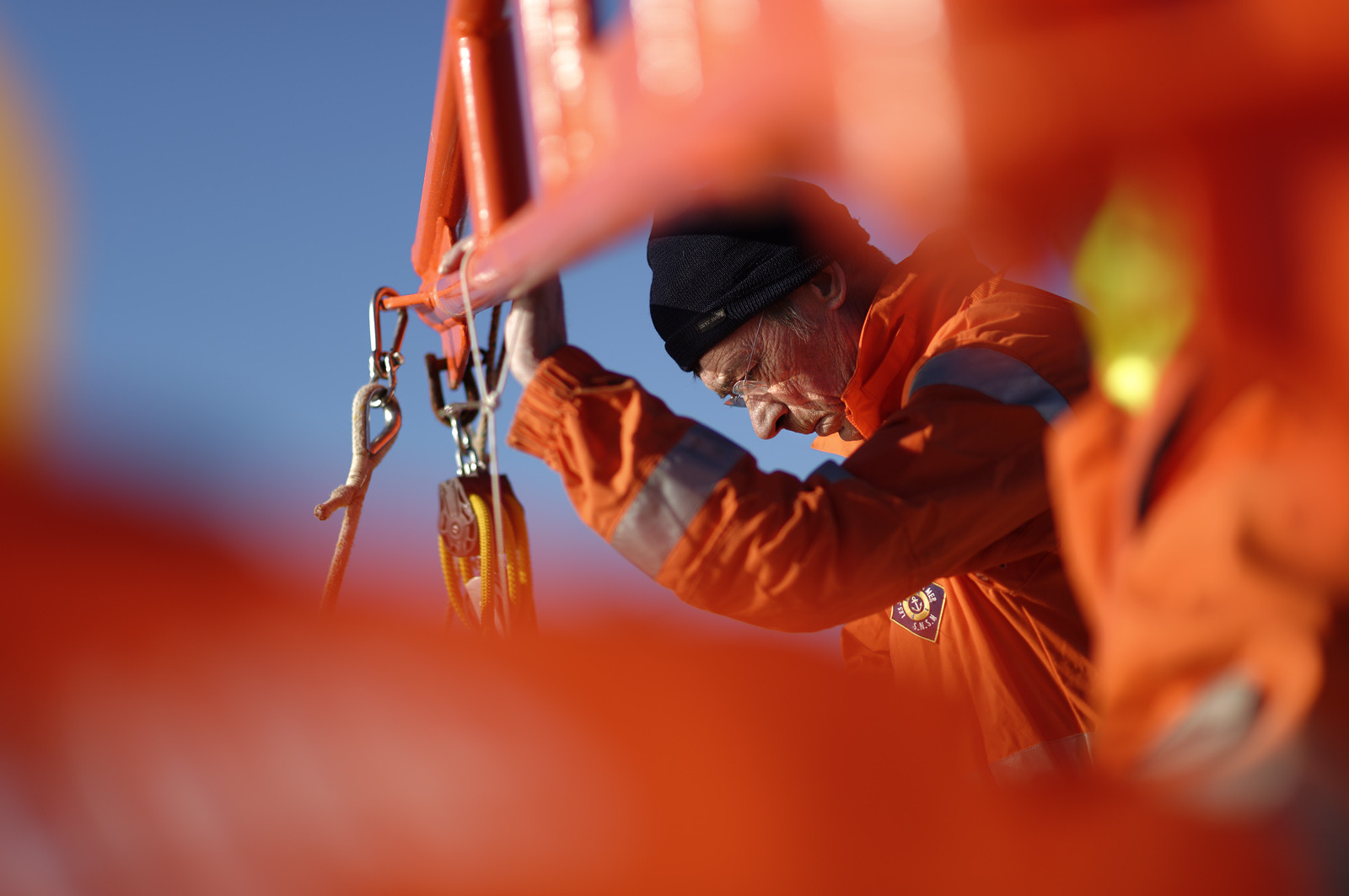 La station est idéalement située à la pointe du nord Cotentin sur la commune d'Auderville.Située aux abords du Raz Blanchard , à 10 miles nautique d'Aurigny et des Iles Anglo-Normandes, le rayon d'action de la station est vaste et se situe de la pointe de Flamanville coté ouest jusqu'au cap Lévy dans l'est.L'abri a une architecture unique en France et sa spécificité réside sur le fait que l'ensemble canot chariot (soit presque 30 tonnes au total ) pivote sur un axe d'une cale à l'autre afin d'être opérationnel  24 heures sur 24 et 365 jours par an quelque soit la marée et les conditions météorologiques.