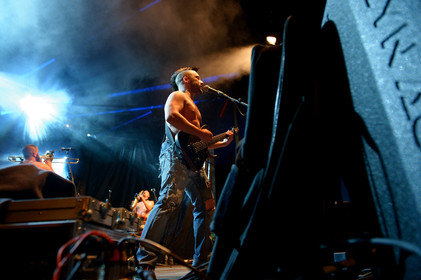 GOULAMAS'K voit le jour en 1999 dans la garrigue de Béziers. Dès les 1ers concerts, la couleur est donnée : un ska rock teinté de reggae punk, chanté en français, occitan, catalan et castillan, les langues natales des musiciens. Un des credo du groupe est la revendication et la reconnaissance de la diversité des langues et des cultures. Le nom même du groupe est tiré du mot occitan golamas (très usité dans la région du groupe et qui désigne quelqu'un de négligé, brouillon…). http:  www.goulamas-k.com