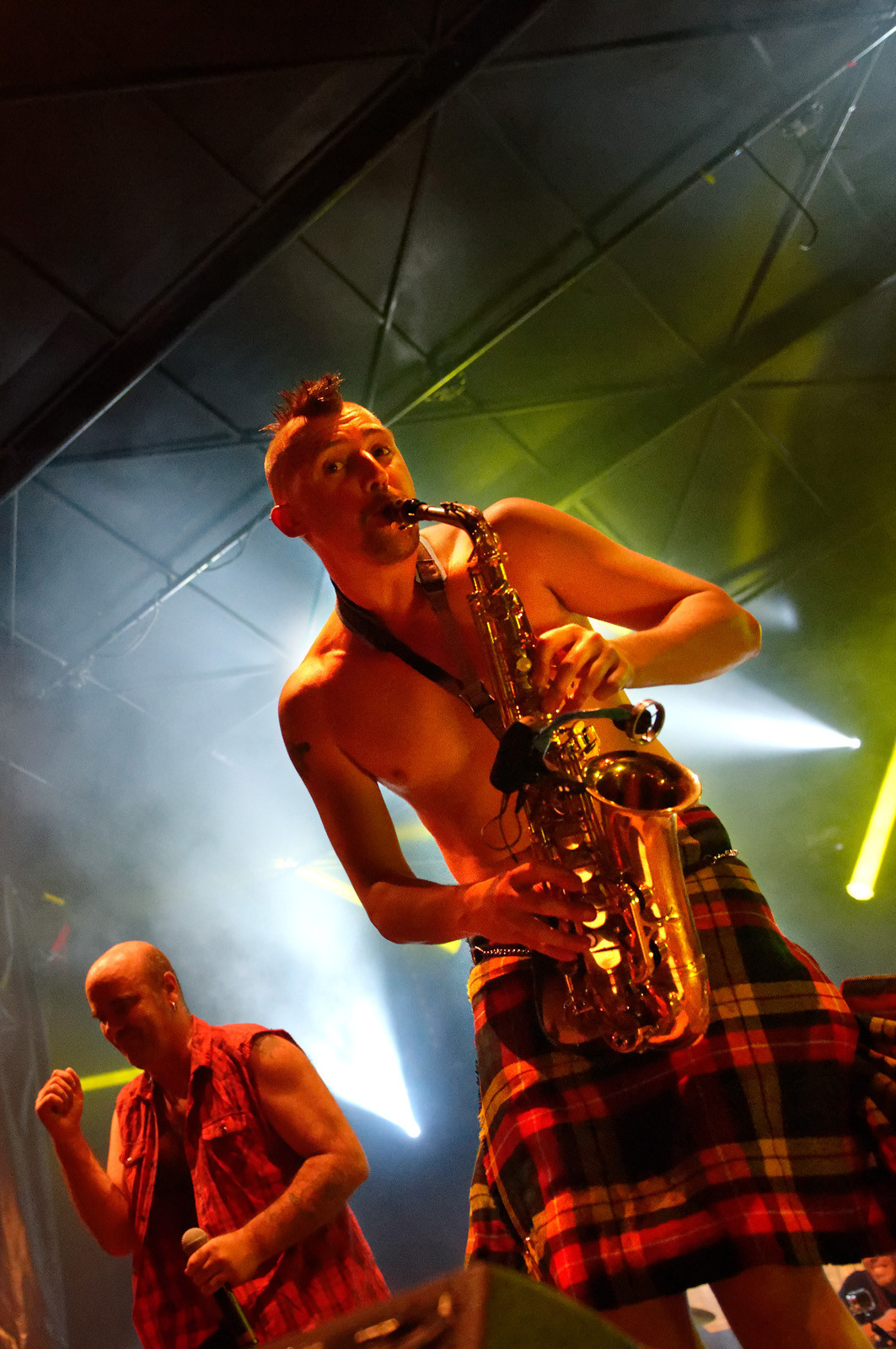 GOULAMAS'K voit le jour en 1999 dans la garrigue de Béziers. Dès les 1ers concerts, la couleur est donnée : un ska rock teinté de reggae punk, chanté en français, occitan, catalan et castillan, les langues natales des musiciens. Un des credo du groupe est la revendication et la reconnaissance de la diversité des langues et des cultures. Le nom même du groupe est tiré du mot occitan golamas (très usité dans la région du groupe et qui désigne quelqu'un de négligé, brouillon…). http:  www.goulamas-k.com