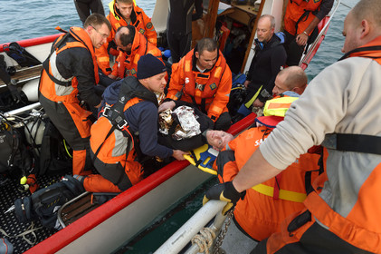 La société nationale de sauvetage en mer est une des expressions les plus abouties de la solidarité des gens de mer face aux drames et accidents maritimes à proximité de nos côtes.La SNSM actuelle est née en 1967, mais depuis plus d'un siècle et demi, des bénévoles issus du monde maritime professionnel et, de plus en plus désormais, d'autres milieux s'investissent localement pour apporter une aide irremplaçable aux usagers de la mer. Association reconnue d'utilité publique dont la mission première est le sauvetage des personnes en danger en mer, la SNSM exerce trois types d'activités : le sauvetage en mer proprement dit, la formation des nageurs sauveteurs saisonniers et la prévention des risques nautiques.Nous avons coutume de dire de nos équipages qu'ils donnent tout et ne prennent rien..sauf les risquesXavier de la Gorce , Président de la SNSM