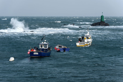 Le village d’Omonville la Rogue, situé sur la route côtière qui relie Cherbourg au cap de la Hague, s’étire au creux d’un vallon. Ses nombreuses petites rues et ruelles, sont bordées de solides maisons de granit, souvent couvertes en pierre.Les promenades conduisent bien souvent vers le Hâble, nom donné au port, un des plus beaux et des plus anciens de la région, dominé par un fort datant du début du XV siècle,