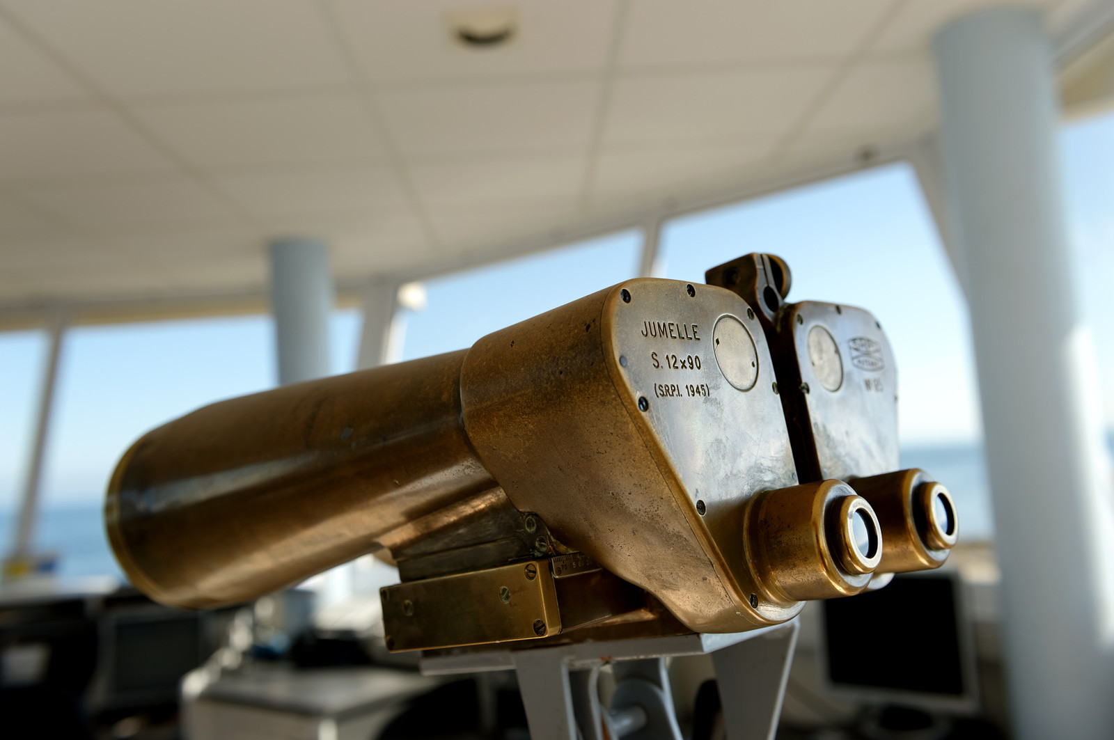 Sémaphore de BarfleurL'implantation des sémaphores en des points remarquables de la côte et leurs capacités opérationnelles de veille optique et radar les conduisent tout naturellement à participer activement à des missions plus générales relevant de la fonction de garde-côte.Au quotidien, les sémaphores restent un lien direct et simple entre les navigateurs côtiers, plaisanciers comme professionnels, et la terre. Leur présence rassure et ils sont en permanence sollicités pour des informations de toutes natures ou des précisions quant aux prévisions météorologiques locales.