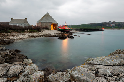La station est idéalement située à la pointe du nord Cotentin sur la commune d'Auderville.Située aux abords du Raz Blanchard , à 10 miles nautique d'Aurigny et des Iles Anglo-Normandes, le rayon d'action de la station est vaste et se situe de la pointe de Flamanville coté ouest jusqu'au cap Lévy dans l'est.L'abri a une architecture unique en France et sa spécificité réside sur le fait que l'ensemble canot chariot (soit presque 30 tonnes au total ) pivote sur un axe d'une cale à l'autre afin d'être opérationnel  24 heures sur 24 et 365 jours par an quelque soit la marée et les conditions météorologiques.