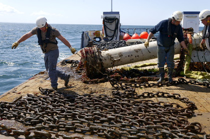 Les phares des côtes de France datent tous des 18ème et 19ème siècles, à quelques exceptions près, et l'on s'émerveille encore des efforts et des savoir-faire déployés alors pour mener à bien ces fabuleux travaux de génie civile.Scintillants, à éclats courts ou longs, isophases, à occultations... Rythme, couleur,secteur...Chaque phare affiche son code génétique, unique, que l'on retrouve également sur les cartes marines.Basé à Dunkerque, le Hauts de France est chargé de la mise en place et de l'entretien courant du balisage maritime hauturier de l'ensemble de la zone, de la frontière belge à la pointe de la Hague.Au-delà de ses missions premières, le baliseur océanique est également capable de mettre en oeuvre l'ensemble de ses capacités techniques pour lutter contre les pollutions marines.