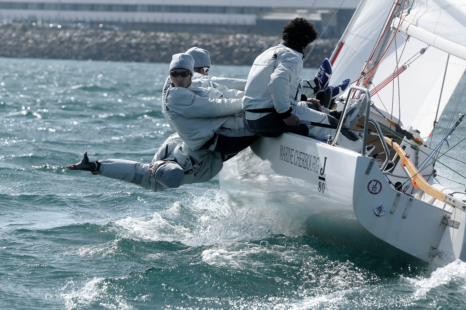 La rade de Cherbourg-en-Cotentin, qui figure parmi les plus grandes rades atificielles au monde, offre aux passionnés, débutants ou confirmés, la possibilité de pratiquer voile, aviron de mer, surf, kayak, ski nautique, funboard, plongée, kitesurf, waveski…
