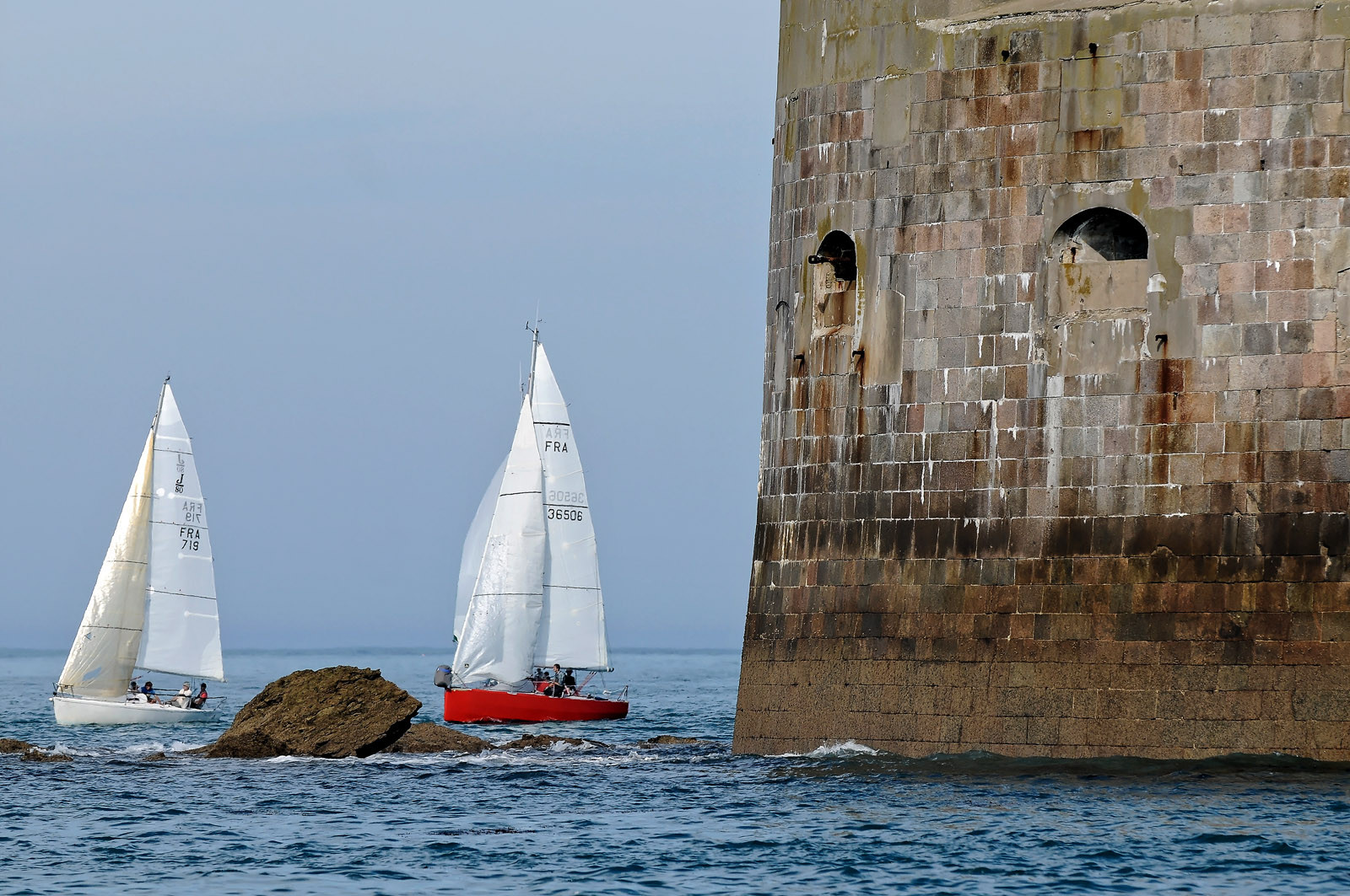 La rade de Cherbourg-en-Cotentin, qui figure parmi les plus grandes rades atificielles au monde, offre aux passionnés, débutants ou confirmés, la possibilité de pratiquer voile, aviron de mer, surf, kayak, ski nautique, funboard, plongée, kitesurf, waveski…