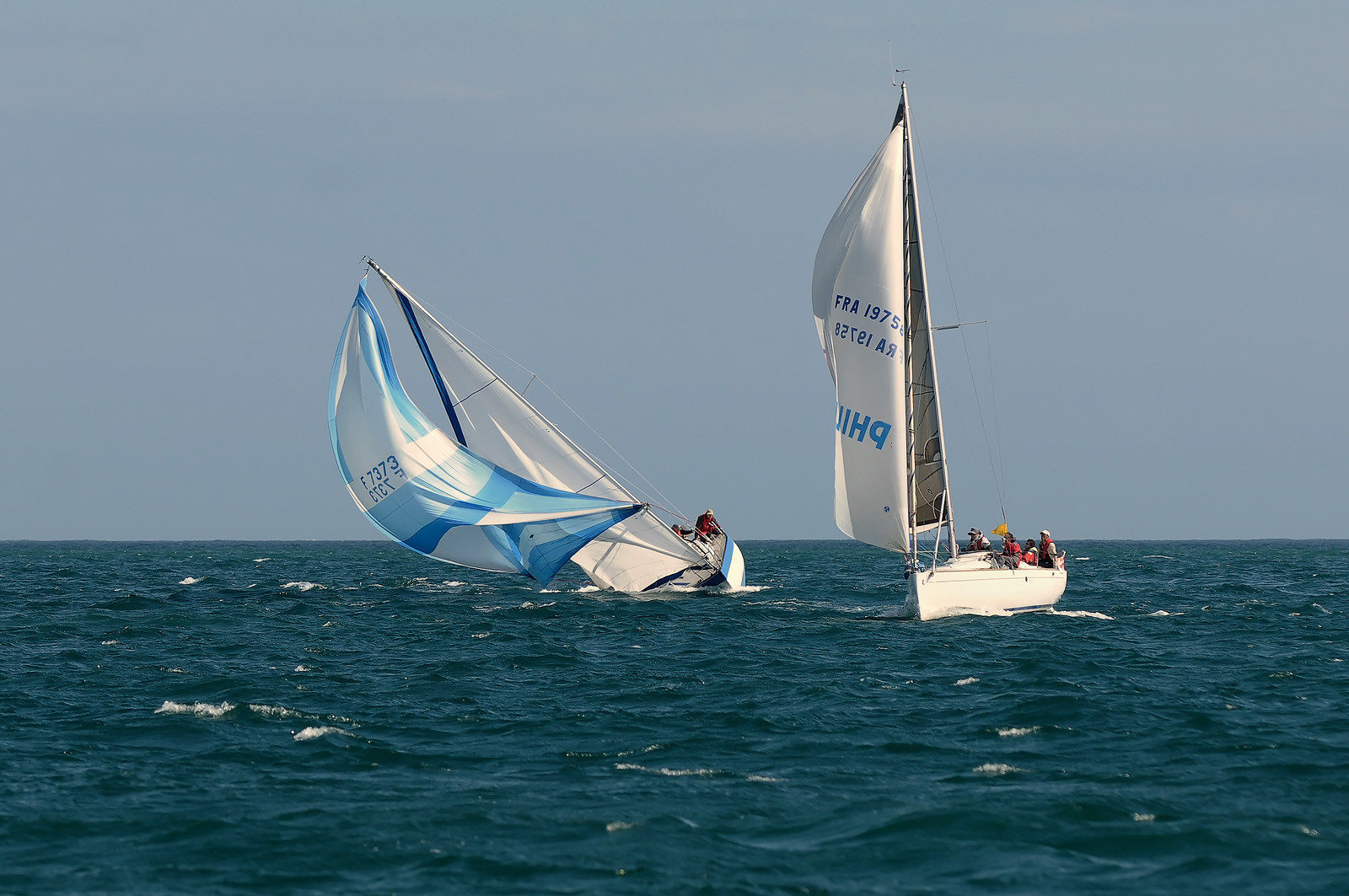 La rade de Cherbourg-en-Cotentin, qui figure parmi les plus grandes rades atificielles au monde, offre aux passionnés, débutants ou confirmés, la possibilité de pratiquer voile, aviron de mer, surf, kayak, ski nautique, funboard, plongée, kitesurf, waveski…