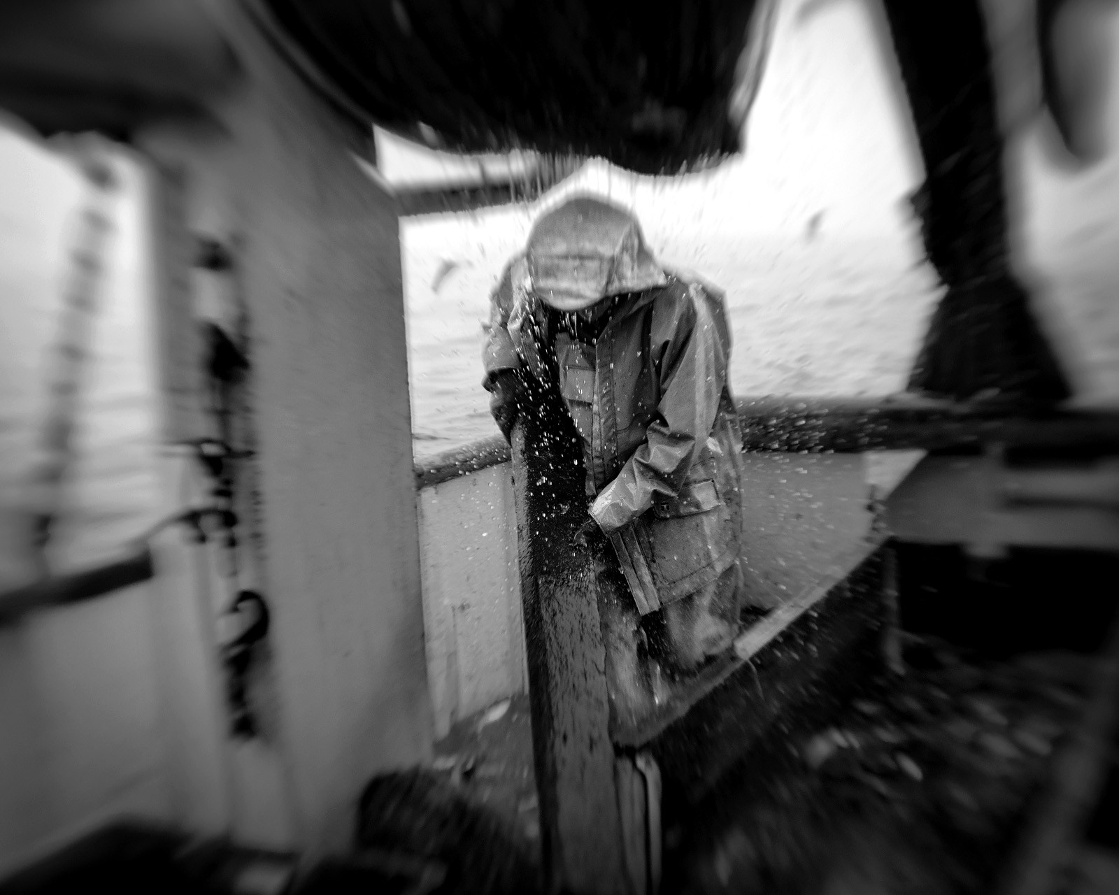 Marin pêcheur.. Deux mots qui suscitent tant de sentiments divers chez les gens de terre... Respect, admiration pour cette liberté, ce courage, mais aussi souvent peur et angoisse. Sont-ils fous ou désepérés pour risquer ainsi leurs vies quotidiennement ? Non, justes passionnés par leur métier, la mer est leur grande histoire d'amour.Le salaire de la peur des forcats de la mer, le journaliste avait raison.Ces photographies réalisées au cours de plusieurs marées à bord du Yannick, chalutier cherbourgeois, vous décrivent l'histoire d'un navire, d'un équipage, d'une famille. Vous embarquez à leurs côtés et découvrez leurs conditions de travail, la tempête, la fatigue, et, au détour d'une image, un sourire.Sophie LeroyDirectice de l'Armement Cherbourgeois