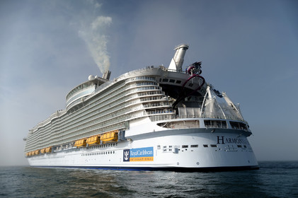 La rade de Cherbourg-en-Cotentin, qui figure parmi les plus grandes rades atificielles au monde, offre aux passionnés, débutants ou confirmés, la possibilité de pratiquer voile, aviron de mer, surf, kayak, ski nautique, funboard, plongée, kitesurf, waveski…