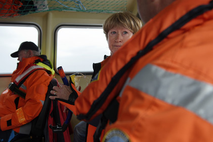 La société nationale de sauvetage en mer est une des expressions les plus abouties de la solidarité des gens de mer face aux drames et accidents maritimes à proximité de nos côtes.La SNSM actuelle est née en 1967, mais depuis plus d'un siècle et demi, des bénévoles issus du monde maritime professionnel et, de plus en plus désormais, d'autres milieux s'investissent localement pour apporter une aide irremplaçable aux usagers de la mer. Association reconnue d'utilité publique dont la mission première est le sauvetage des personnes en danger en mer, la SNSM exerce trois types d'activités : le sauvetage en mer proprement dit, la formation des nageurs sauveteurs saisonniers et la prévention des risques nautiques.Nous avons coutume de dire de nos équipages qu'ils donnent tout et ne prennent rien..sauf les risquesXavier de la Gorce , Président de la SNSM