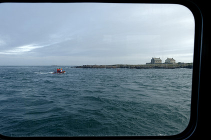 La station est idéalement située à la pointe du nord Cotentin sur la commune d'Auderville.Située aux abords du Raz Blanchard , à 10 miles nautique d'Aurigny et des Iles Anglo-Normandes, le rayon d'action de la station est vaste et se situe de la pointe de Flamanville coté ouest jusqu'au cap Lévy dans l'est.L'abri a une architecture unique en France et sa spécificité réside sur le fait que l'ensemble canot chariot (soit presque 30 tonnes au total ) pivote sur un axe d'une cale à l'autre afin d'être opérationnel  24 heures sur 24 et 365 jours par an quelque soit la marée et les conditions météorologiques.