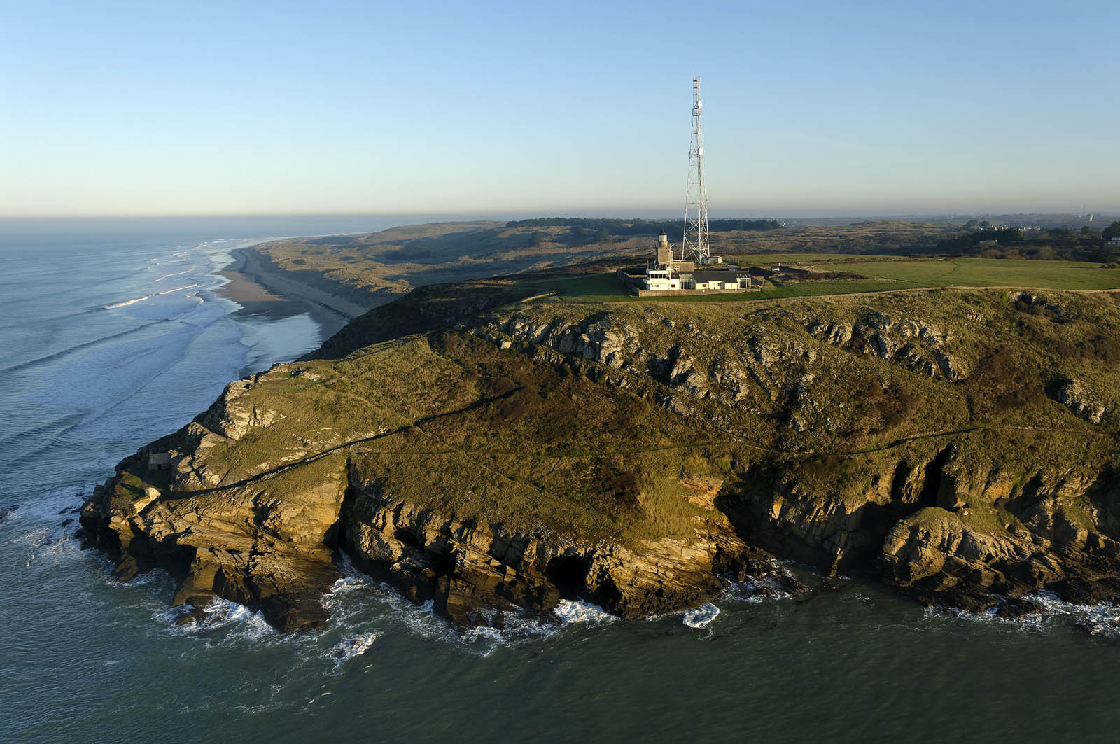 Sémaphore de Barneville-CarteretL'implantation des sémaphores en des points remarquables de la côte et leurs capacités opérationnelles de veille optique et radar les conduisent tout naturellement à participer activement à des missions plus générales relevant de la fonction de garde-côte.Au quotidien, les sémaphores restent un lien direct et simple entre les navigateurs côtiers, plaisanciers comme professionnels, et la terre. Leur présence rassure et ils sont en permanence sollicités pour des informations de toutes natures ou des précisions quant aux prévisions météorologiques locales.