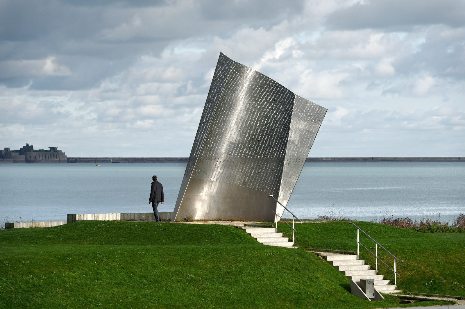Une ville résolument tournée vers la mer.Cherbourg-en-Cotentin est située dans la presqu'île du Cotentin, à la pointe Ouest de la Normandie. (ville-cherbourg.fr)Un lieu incontournable en Normandie : La Cité de la Mer (http:  www.citedelamer.com)