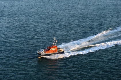 La société nationale de sauvetage en mer est une des expressions les plus abouties de la solidarité des gens de mer face aux drames et accidents maritimes à proximité de nos côtes.La SNSM actuelle est née en 1967, mais depuis plus d'un siècle et demi, des bénévoles issus du monde maritime professionnel et, de plus en plus désormais, d'autres milieux s'investissent localement pour apporter une aide irremplaçable aux usagers de la mer. Association reconnue d'utilité publique dont la mission première est le sauvetage des personnes en danger en mer, la SNSM exerce trois types d'activités : le sauvetage en mer proprement dit, la formation des nageurs sauveteurs saisonniers et la prévention des risques nautiques.Nous avons coutume de dire de nos équipages qu'ils donnent tout et ne prennent rien..sauf les risquesXavier de la Gorce , Président de la SNSM