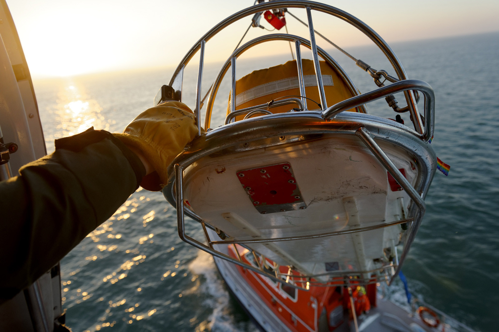 L'hélicoptère Dauphin SP (service public) de la marine constitue l'un des principaux moyens d'intervention à la disposition du CROSS pour les opérations de sauvetage en mer.L'équipage d'un Dauphin SP, c'est 6 personnes : aux 4 navigants qui sont à bord de l'appareil pour chaque mission (pilote, copilote, mécanicien de bord treuilliste et plongeur) s'ajoutent 2 techniciens, qui restent à terre et sont chargés de l'entretien de la machine. Depuis janvier 2013, au terme de 23 ans de service à Cherbourg-en-Cotentin, le Dauphin SP a cédé sa place à un nouvel appareil, plus imposant et de conception beaucoup plus récente : un EC 225.