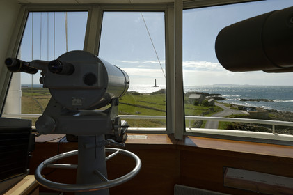 Sémaphore de GouryL'implantation des sémaphores en des points remarquables de la côte et leurs capacités opérationnelles de veille optique et radar les conduisent tout naturellement à participer activement à des missions plus générales relevant de la fonction de garde-côte.Au quotidien, les sémaphores restent un lien direct et simple entre les navigateurs côtiers, plaisanciers comme professionnels, et la terre. Leur présence rassure et ils sont en permanence sollicités pour des informations de toutes natures ou des précisions quant aux prévisions météorologiques locales.