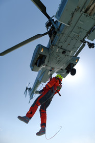 La station est idéalement située à la pointe du nord Cotentin sur la commune d'Auderville.Située aux abords du Raz Blanchard , à 10 miles nautique d'Aurigny et des Iles Anglo-Normandes, le rayon d'action de la station est vaste et se situe de la pointe de Flamanville coté ouest jusqu'au cap Lévy dans l'est.L'abri a une architecture unique en France et sa spécificité réside sur le fait que l'ensemble canot chariot (soit presque 30 tonnes au total ) pivote sur un axe d'une cale à l'autre afin d'être opérationnel  24 heures sur 24 et 365 jours par an quelque soit la marée et les conditions météorologiques.